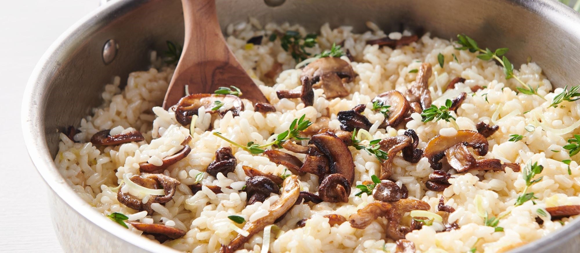 Recette facile et délicieuse du risotto aux champignons et au parmesan en utilisant le mode Plaque de cuisson française de votre cuisinière mixte Wolf