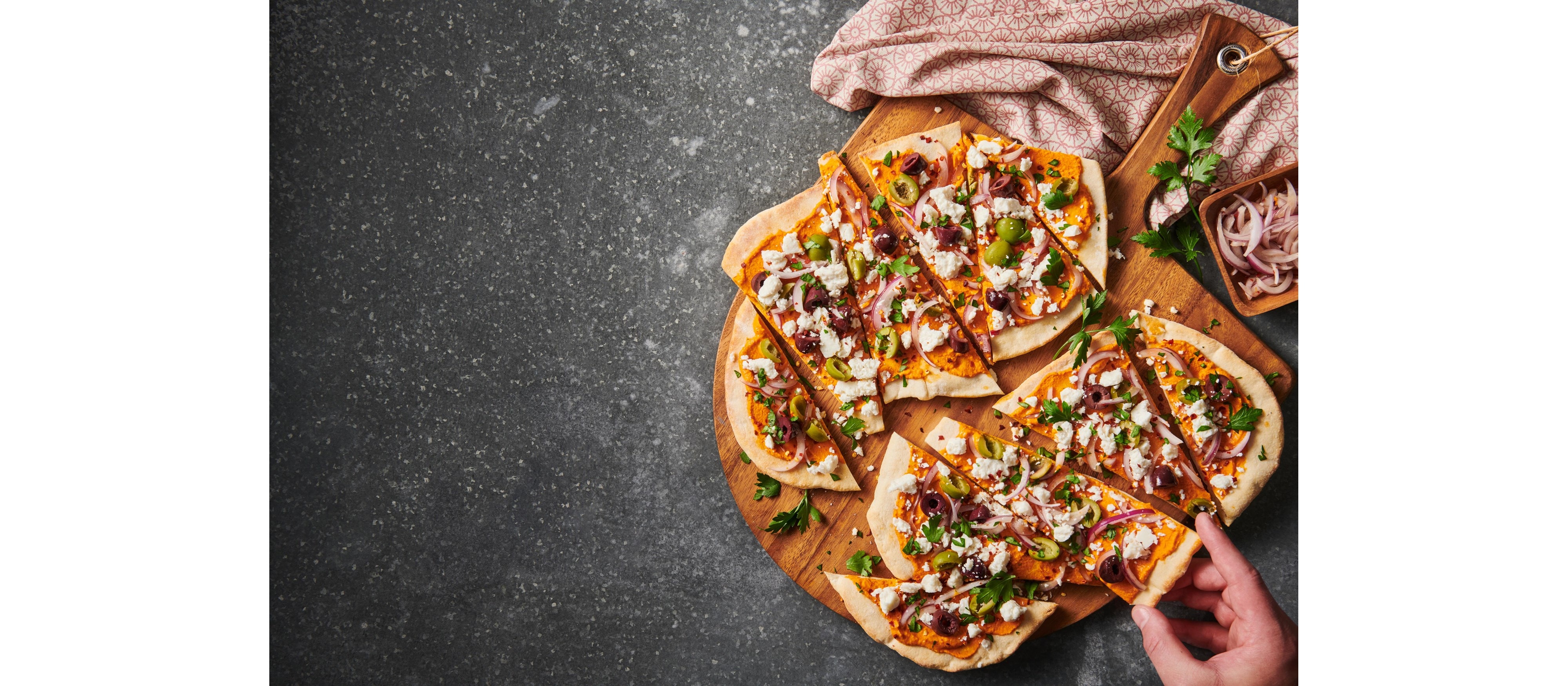 Recette de pâte à pizza pain plat facile et délicieuse en utilisant le mode Pierre à cuisson de votre four Wolf