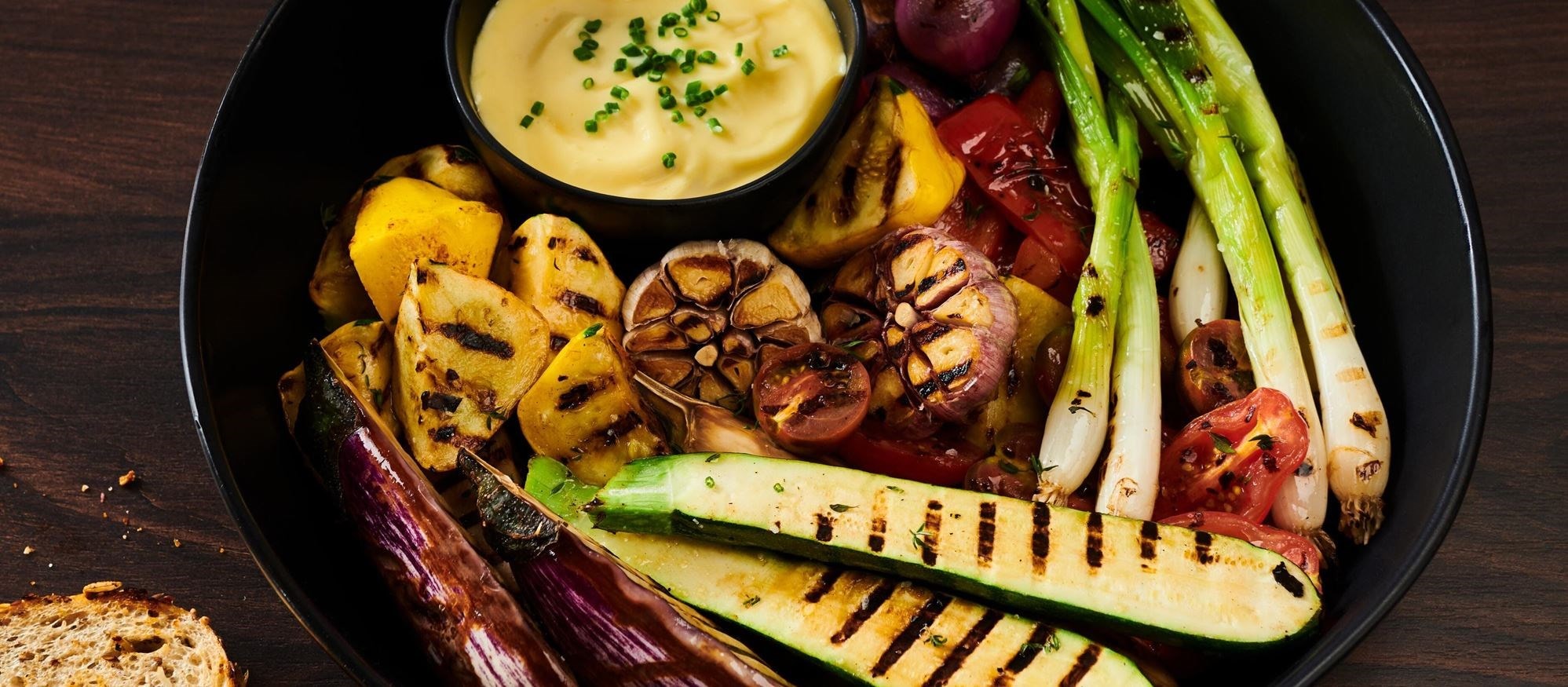 Recette de légumes grillés avec aïoli à l’ail facile et délicieuse utilisant le mode Gril de votre cuisinière mixte Wolf