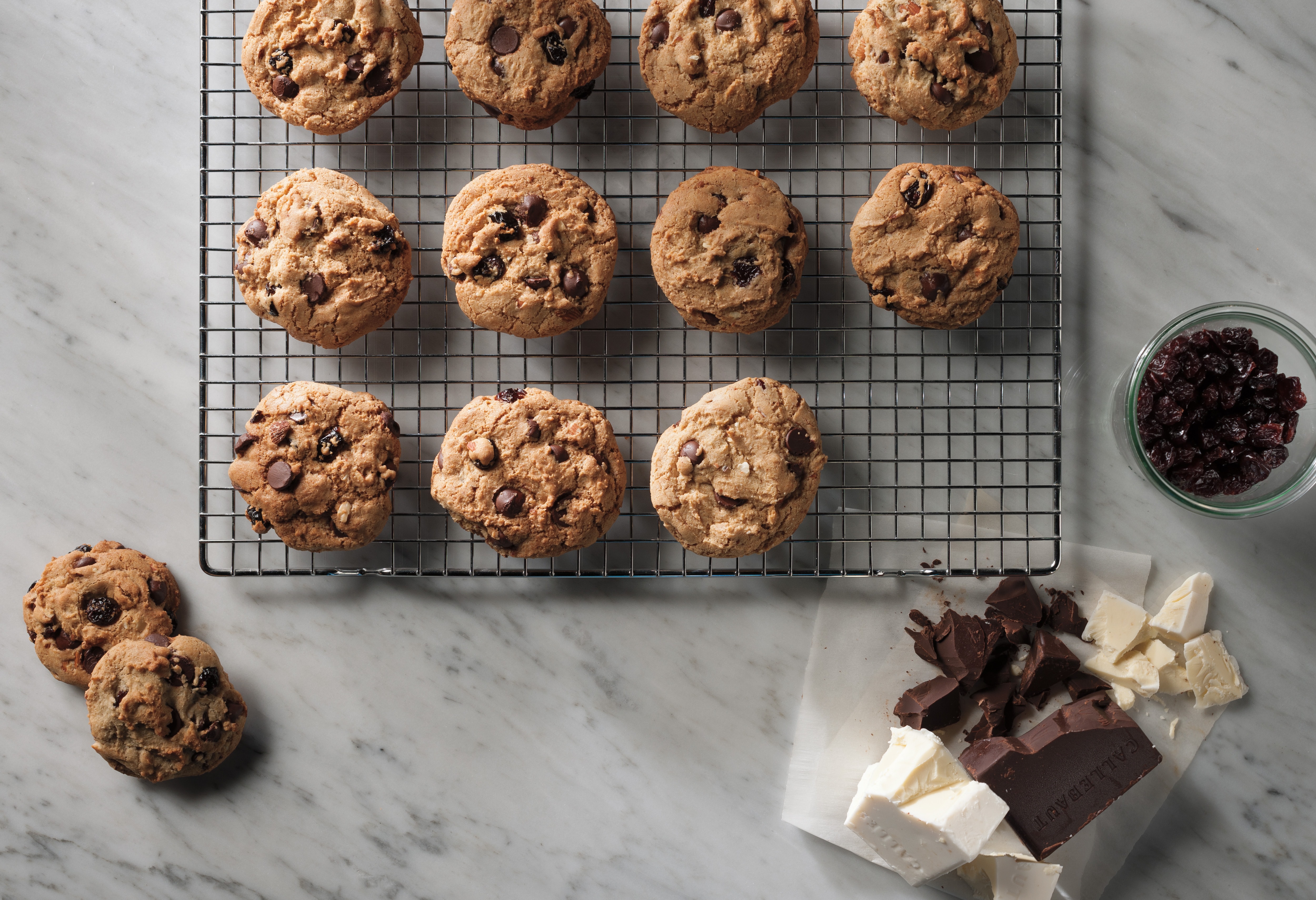Biscuits au chocolat blanc, aux cerises et aux amandes