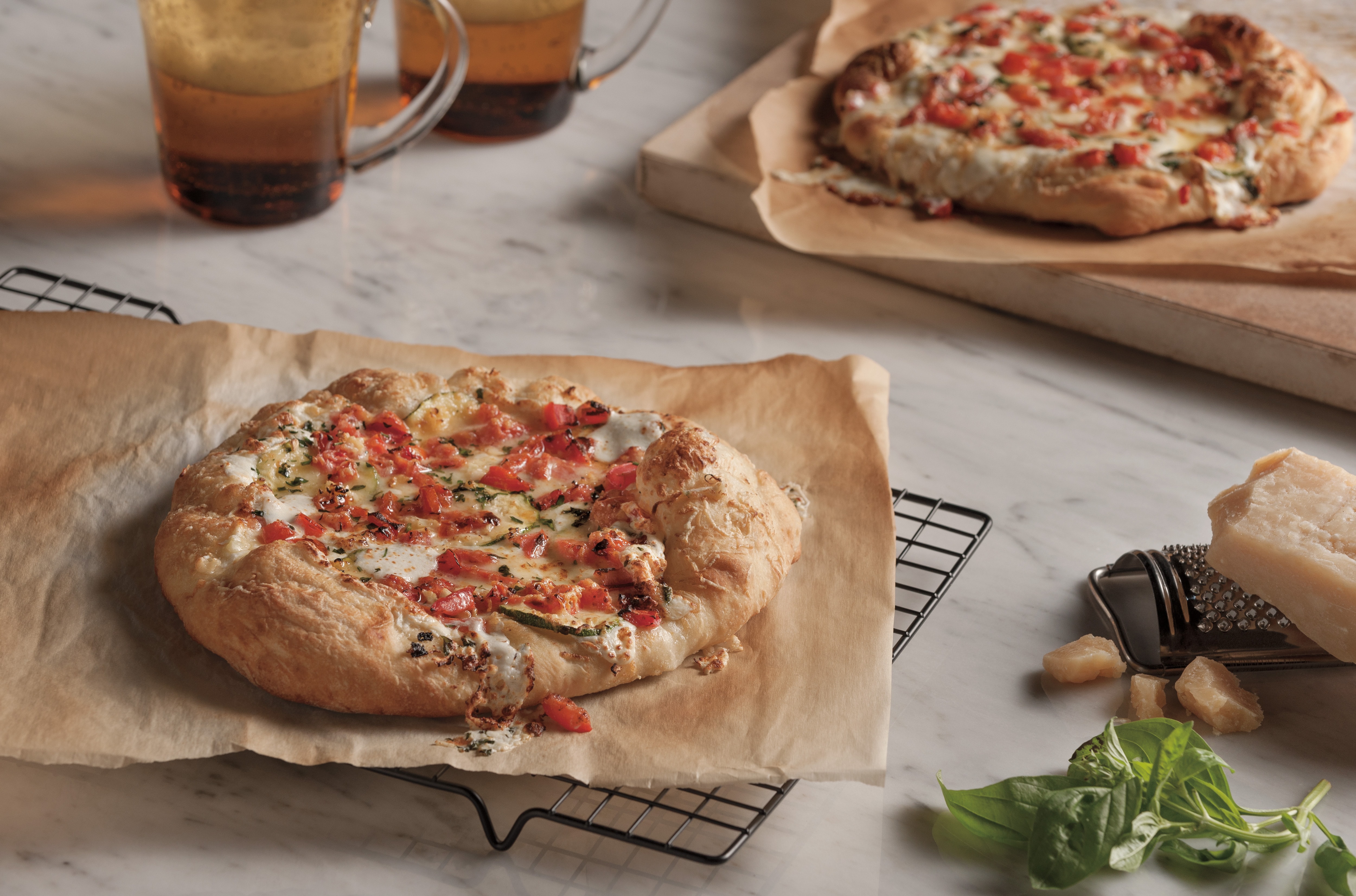 FOOD_FRESH_MOZZARELLA_TOMATO_BASIL_PIZZA_SLG_90315