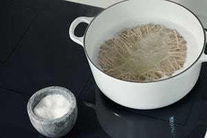 Les surfaces de cuisson à induction sont-elles sûres?