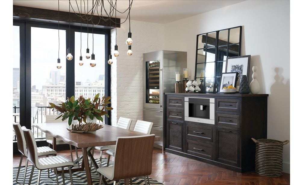 Le système à café Wolf 24 po verre noir (EC24/B) est présenté dans une station à café de style garde-manger rustique idéalement situé dans la salle à manger