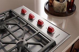 Surface de cuisson au gaz Wolf 30 po série M (Professionnelle)présentée avec des boutons rouges emblématiques
