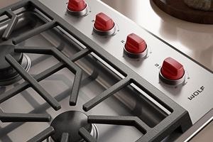 Surface de cuisson au gaz Wolf 30 po série M (Professionnelle)présentée avec des boutons rouges emblématiques