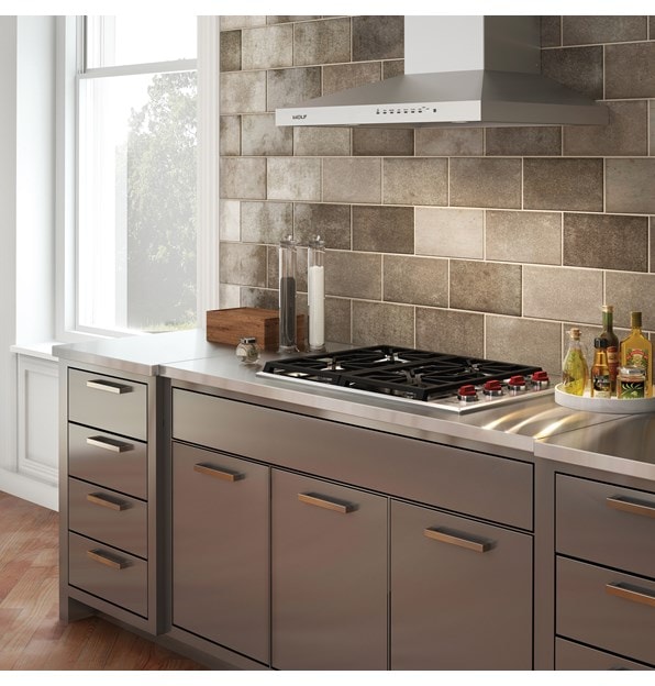 La surface de cuisson au gaz Wolf 30 po de style transitionnel à 4 brûleurs (CG304P/S) est jumelée à une hotte murale pour surface de cuisson Wolf de 30 po - en acier inoxydable (VW30S)