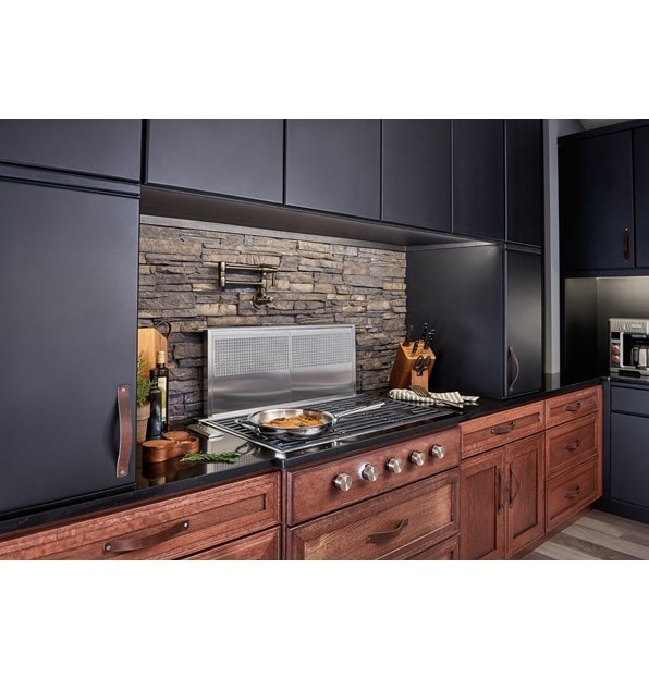 La surface de cuisson au gaz Wolf 36 po de style contemporain à 5 brûleurs (CG365C/S) est présenté dans un éventail de textures riches, y compris un dosseret en briques et des armoires sombres