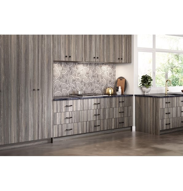 La surface de cuisson au gaz Wolf 30 po de style contemporain à 4 brûleurs (CG304T/S) est présentée dans un riche éventail de textures, y compris des armoires en bois rustique et des sols en béton.