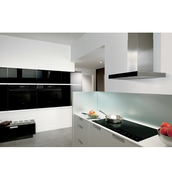 La surface de cuisson à induction Wolf 36 po de style contemporain (CI365C/B) avec hotte murale Wolf 36 po pour surface de cuisson noire (VW36B) brille dans une cuisine au design épuré et homogène