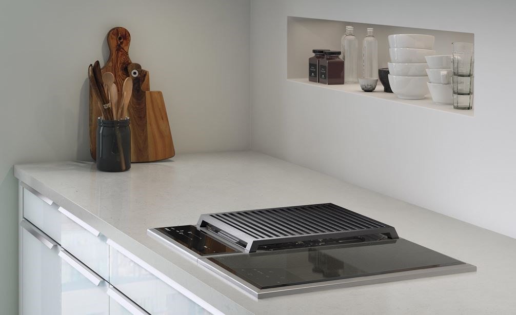 Surface de cuisson à induction Wolf 15 po de style transitionnel (CI152TF/S) exposée dans un espace de conception de cuisine minimaliste et lumineux