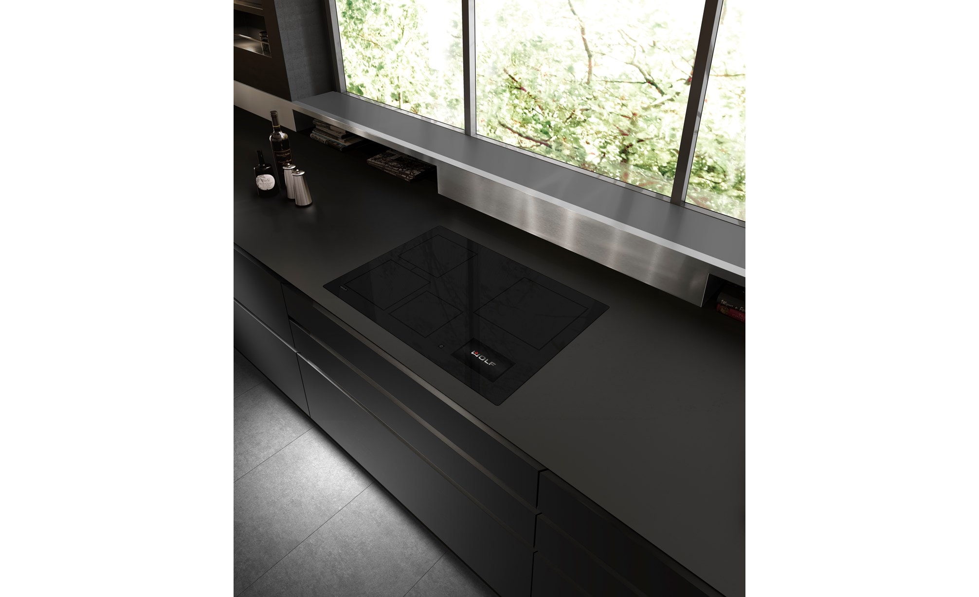La vue aérienne de la surface de cuisson à induction Wolf 30 po de style contemporain (CI30460C/B) capture la surface luxueuse et élégante en verre de diamant noir.