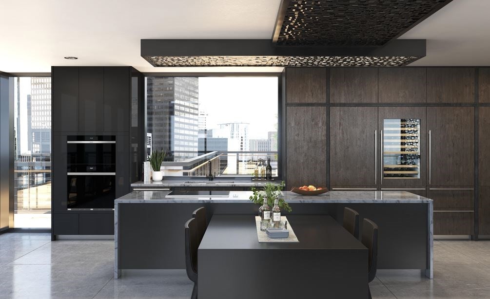 La surface de cuisson à induction Wolf 30 po se style transitionnel est présentée dans un design cuisine moderne en bois et noir pour les immeubles de grande hauteur