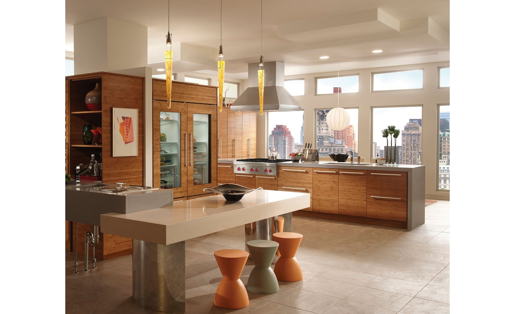 Le dessus de cuisinière Wolf 36 po à 6 brûleurs scellés (SRT366) présenté dans une grande cuisine contemporaine en forme de I avec des armoires à panneaux plats