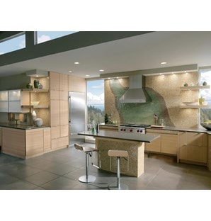Le dessus de cuisinière Wolf 36 po à 4 brûleurs scellés avec plaque à frire infrarouge (SRT364G) est présenté dans une élégante cuisine à aire ouverte avec un grand carrelage.