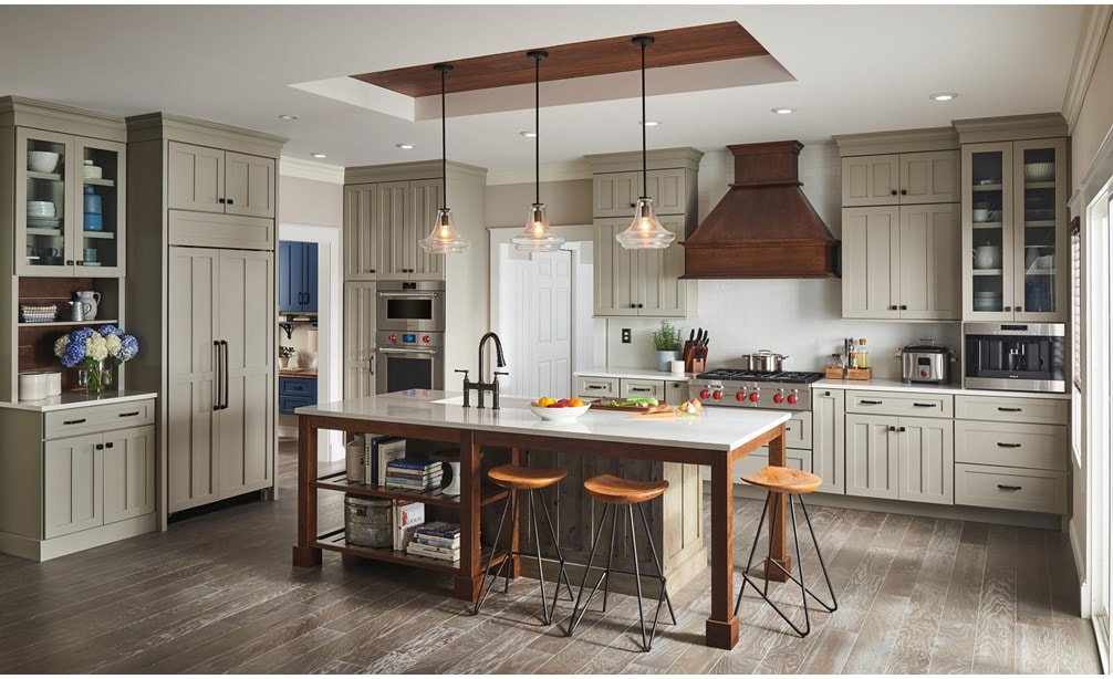 Le dessus de cuisinière Wolf 36 po à 6 brûleurs scellés (SRT366) est indéniablement charmant dans cette cuisine de style rustique avec table de ferme