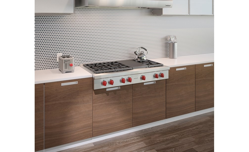 Dessus de cuisinière Wolf 48 po à 6 brûleurs scellés et grilloir infrarouge (SRT486C) présentés dans une cuisine propre et élégante avec des surfaces épurées