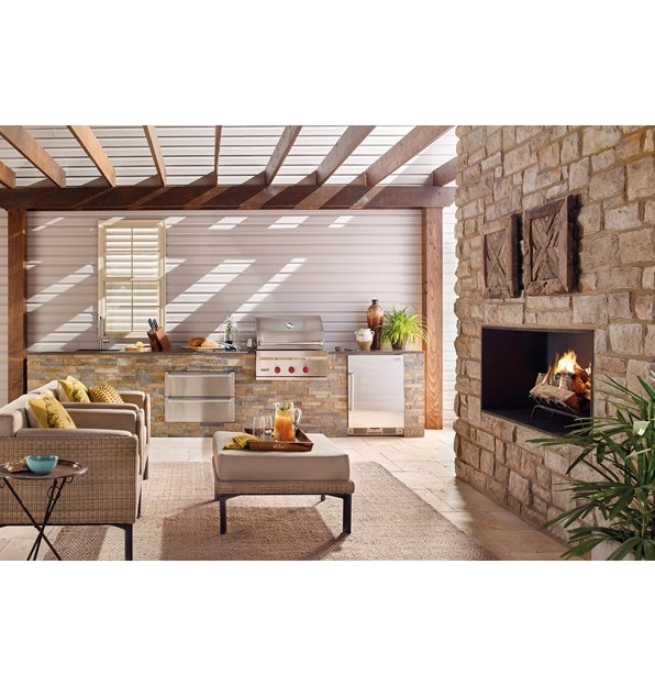 Le gril à gaz d'extérieur Wolf de 30 po (OG30) est présenté avec un tiroir chauffe-plats d'extérieur Wolf de 30 po (WWD30O) dans un espace de cuisine extérieure luxueux.