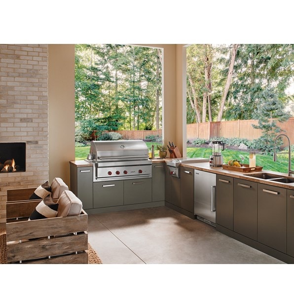 Le gril au gaz d'extérieur Wolf 42 po (OG42) est présenté dans un espace de cuisine extérieure contemporain offrant confort et équipements de cuisine professionnels.