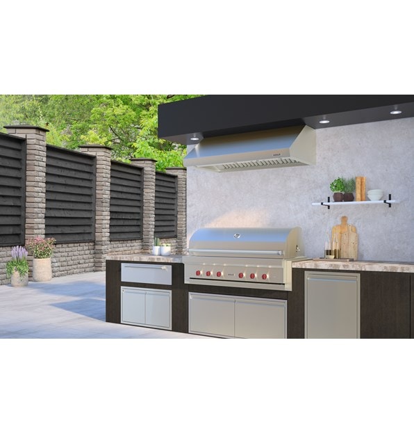 Le gril au gaz d'extérieur Wolf 54 po (OG54) est présenté dans une cuisine extérieure de luxe avec des appareils de cuisine d’extérieur Wolf de qualité professionnelle.