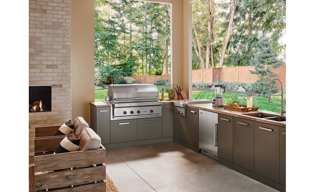 Le gril au gaz d'extérieur Wolf 42 po (OG42) est présenté dans un espace de cuisine extérieure contemporain offrant confort et équipements de cuisine professionnels.