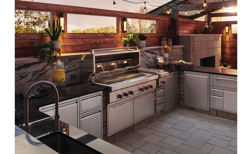 Le gril au gaz d'extérieur Wolf 54 po (OG54) offre un système de rôtisserie à deux positions garantissant des résultats dignes d'un chef professionnel à chaque utilisation.