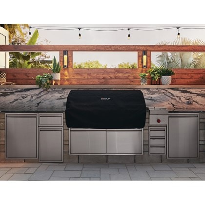 Le gril au gaz d'extérieur Wolf 54 po (OG54) s'intègre parfaitement dans un design de cuisine extérieure riche et moderne offrant des équipements de qualité professionnelle. 
