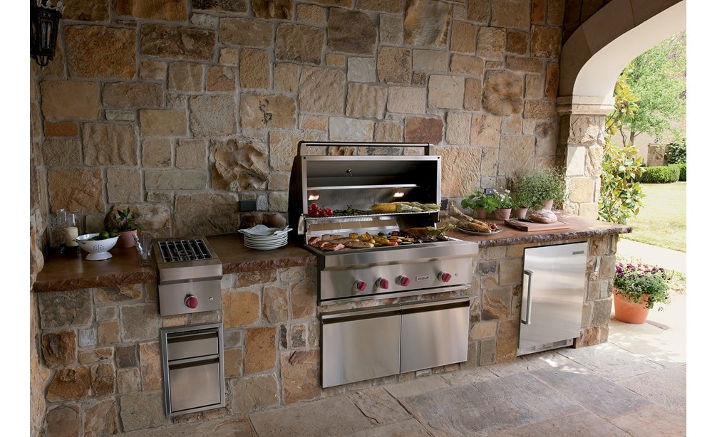 Le gril au gaz d'extérieur Wolf 42 po (OG42) offre des équipements de cuisine de pointe dans un design de cuisine extérieure chaleureux et rustique.