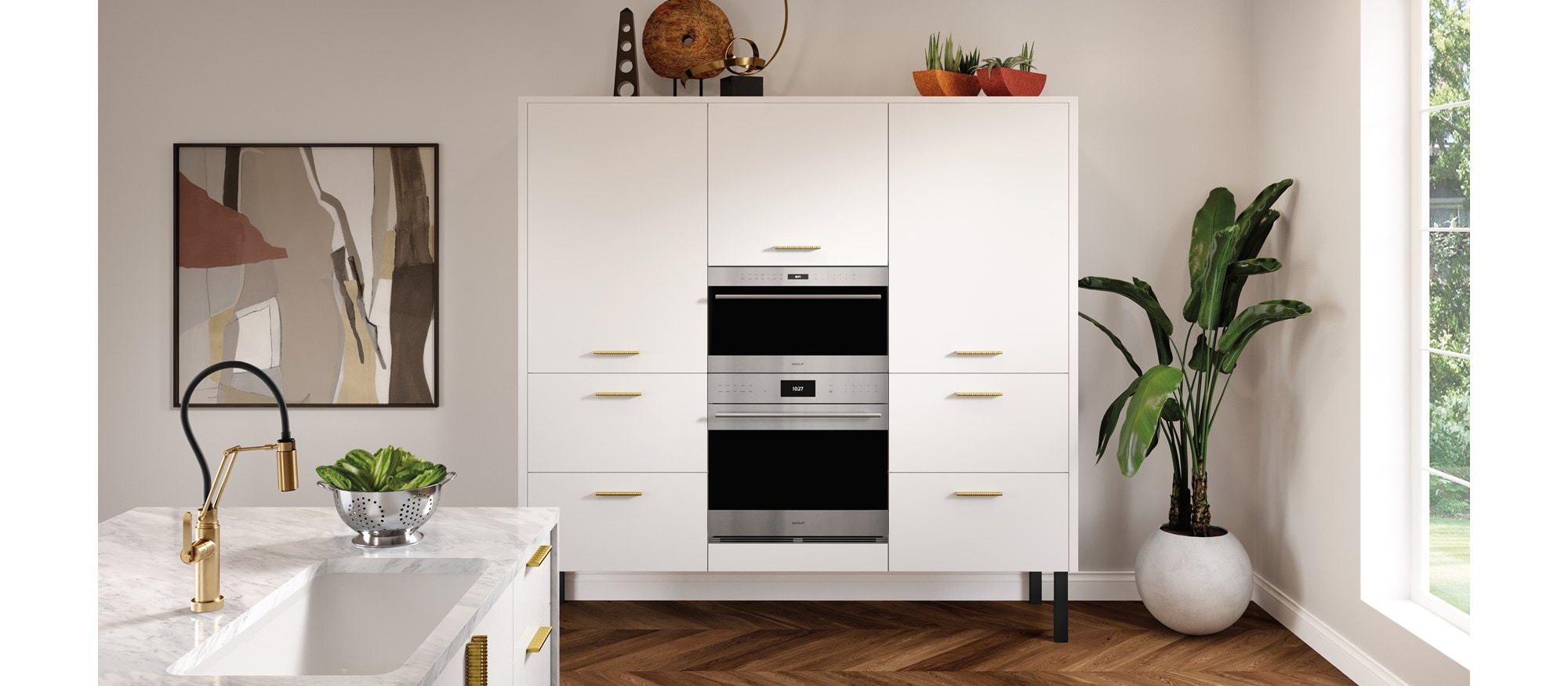 Four à micro-ondes Wolf 30 po série E à porte s'ouvrant vers le bas de style transitionnel (MDD30TM/S/TH) dans un design de cuisine ultra-moderne en parquet de bois de ton foncé