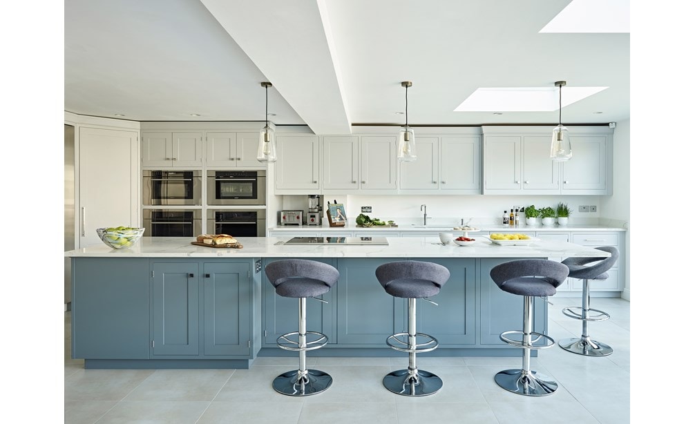 Four à micro-ondes Wolf 30 po série M à porte s'ouvrant vers le bas de style transitionnel (MDD30TM/S/TH) à encadrement dans un design blanc classique avec un large îlot de cuisine à manger