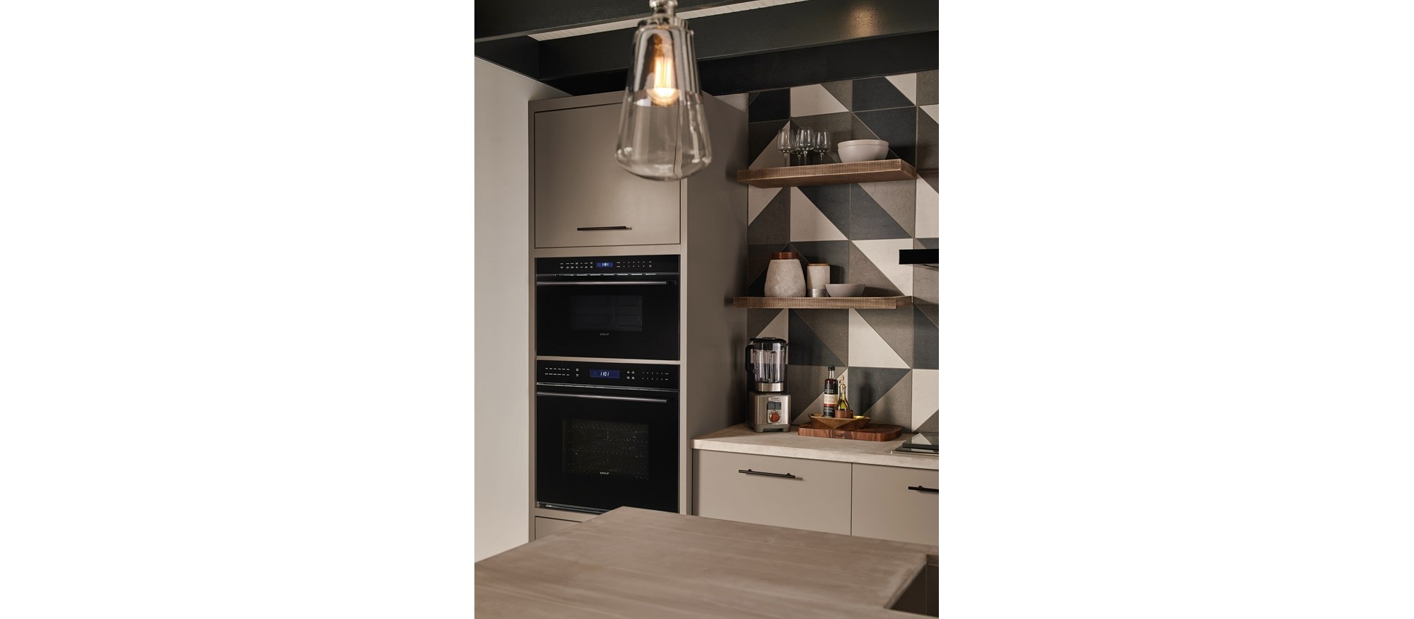 Four à micro-ondes à porte s'ouvrant vers le bas Wolf 30 po série M de style contemporain (MDD30CM/B/TH)