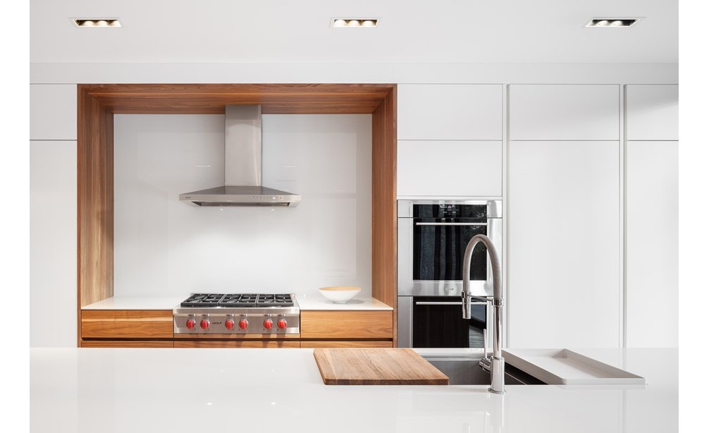 Le four double Wolf 30 po série M de style transitionnel (DO30TM/S/TH) présenté avec un dessus de cuisinière à brûleur scellé Wolf 36 po - 6 brûleurs (SRT366)