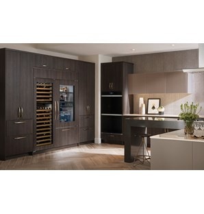 Four double à verre noir Wolf 30 po série M de style contemporain (DO30CM/B) avec Réfrigérateur à congélateur inférieur à porte en verre classique Sub-Zero 36 po (BI-36UG/O)