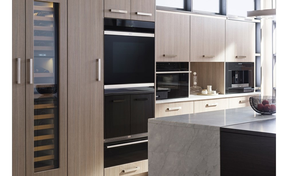 Four à convection-vapeur de style contemporain Wolf Série E 30 po (CSO30CM/B/TH) avec four double classique de style contemporain Série M 30 po (DO30CM/B)