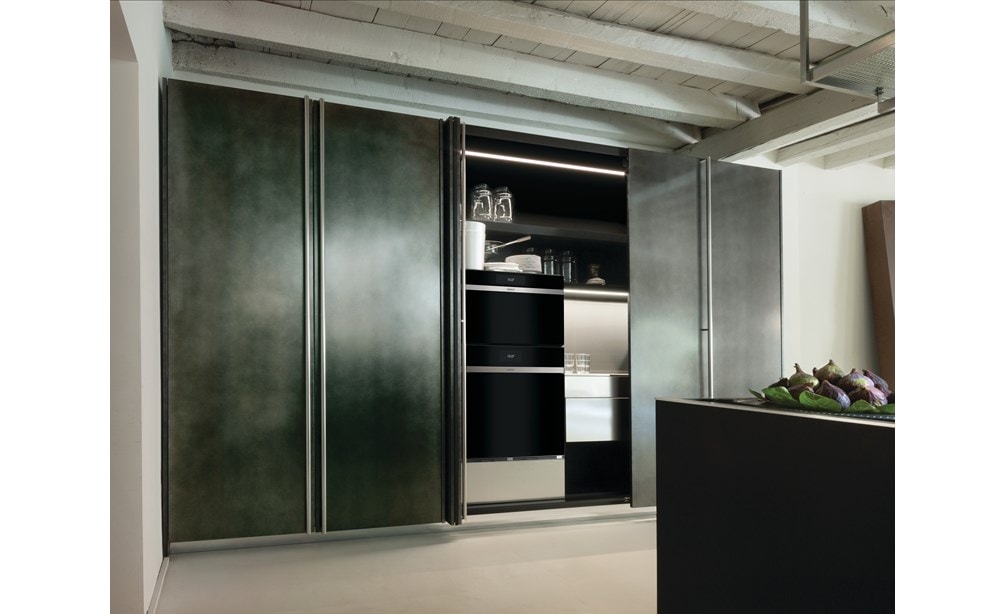 Four  à convection-vapeur de style contemporain Wolf Série E de 30 po (CSO30CM/B/TH) jumelé avec une colonne de réfrigération Sub-Zero Designer de 30 po (IC-30RID)