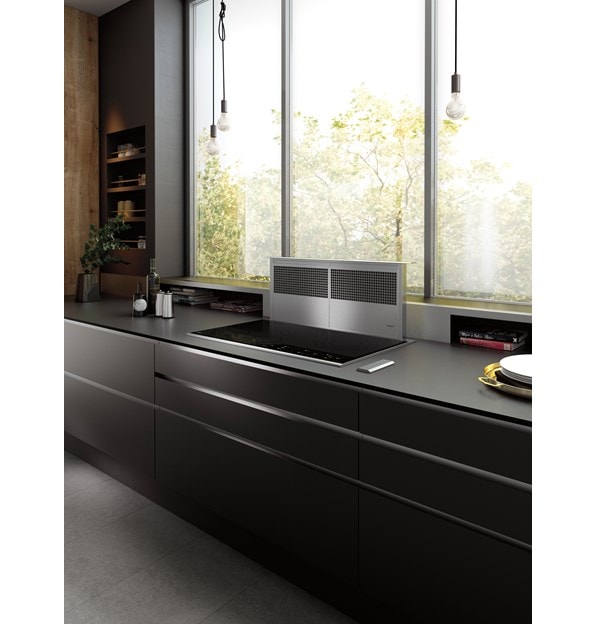 Ventilation à aspiration descendante Wolf 36 po (DD36) présentée avec une surface de cuisson électrique de style contemporain de 36 po (CE365C/B) dans une cuisine moderne luxueuse