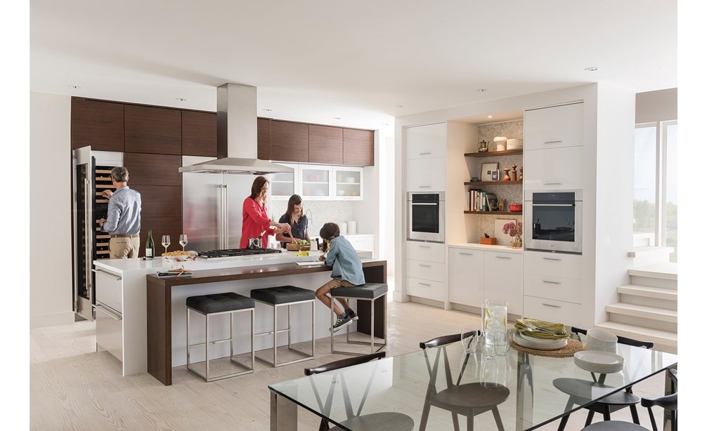 Hotte pour îlot à surface de cuisson Wolf de 42 po en acier inoxydable (VI42S) présentée dans une vaste cuisine ouverte, assurant une ventilation de cuisine magnifique, efficace et sécuritaire.