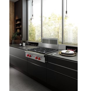 Ventilation à aspiration descendante Wolf 30 po (DD30) avec dessus de cuisinière à 4 brûleurs scellés Wolf 30 po (SRT304) avec boutons rouges caractéristiques
