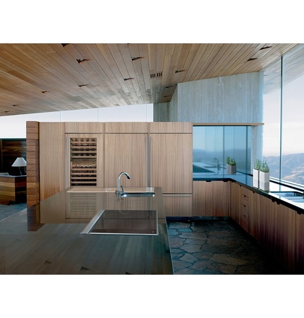 Ventilation à aspiration descendante Wolf 30 po (DD30) présentée avec la surface de cuisson à induction Wolf 30 po de style transitionnel (CI304T/S) dans un décor en bois naturel minimal