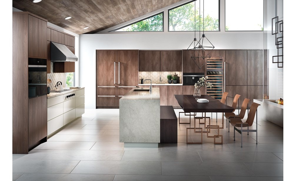 Hotte murale Wolf 36 po Pro - profondeur 27 po (PW362718) mise en valeur dans une grande cuisine de luxe dotée d'armoires en panneaux de bois lisses