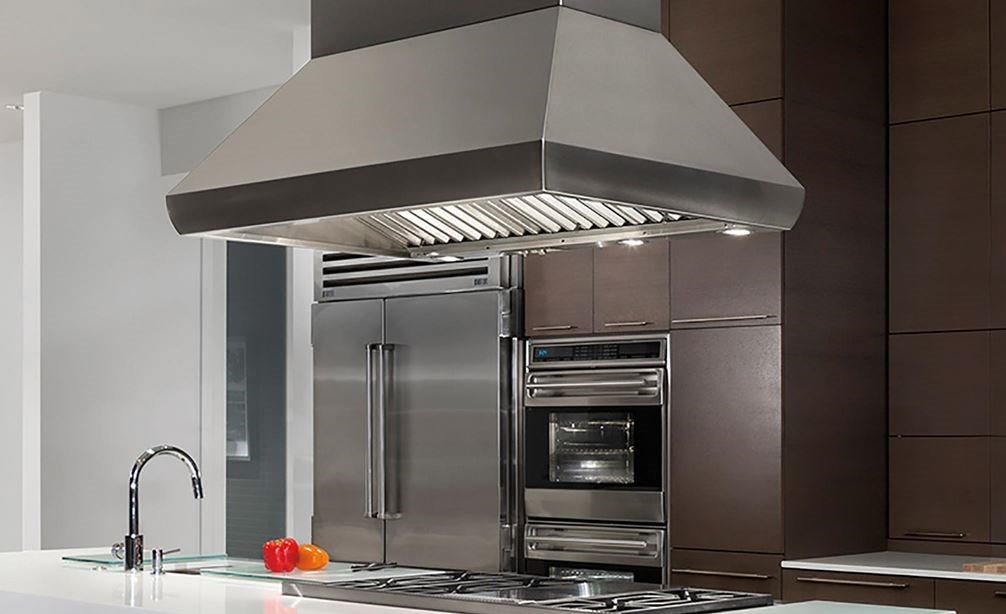 La hotte Wolf 54 po Pro pour îlot (PI543418) est présentée au-dessus du dessus de cuisinière à brûleur scellé de 48 po (SRT486G) dans un grand design de cuisine à panneau ultra-moderne