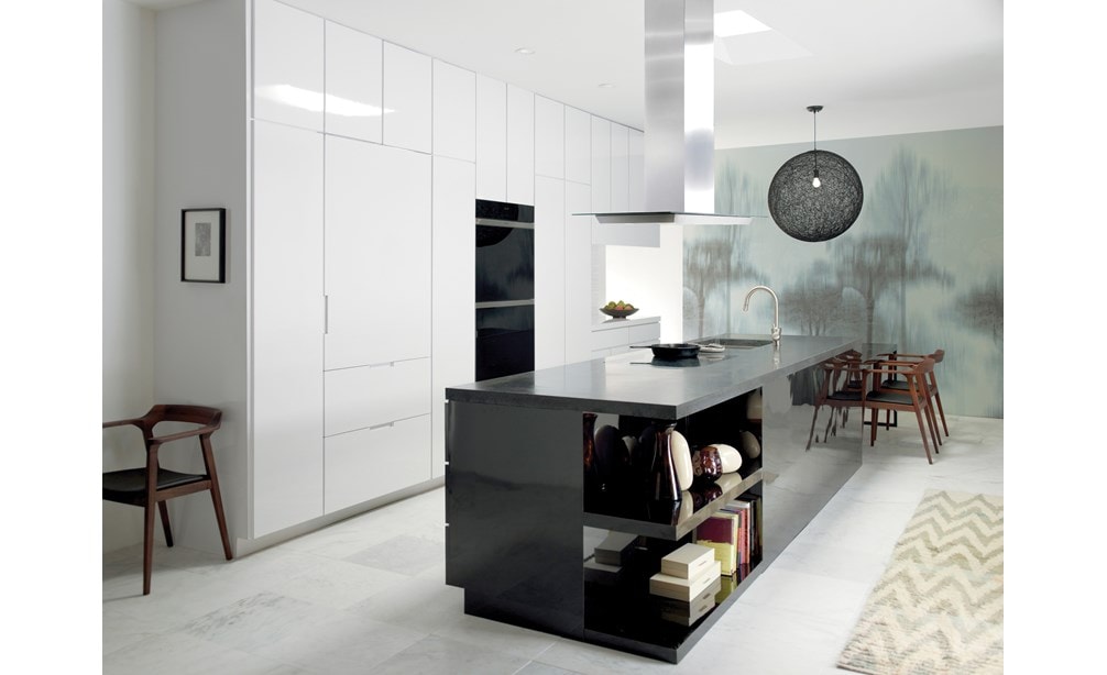 La hotte Wolf pour îlot de surface de cuisson de 45 po (VI45G) présentée dans une cuisine contemporaine avec des armoires blanches lisses et sans joints