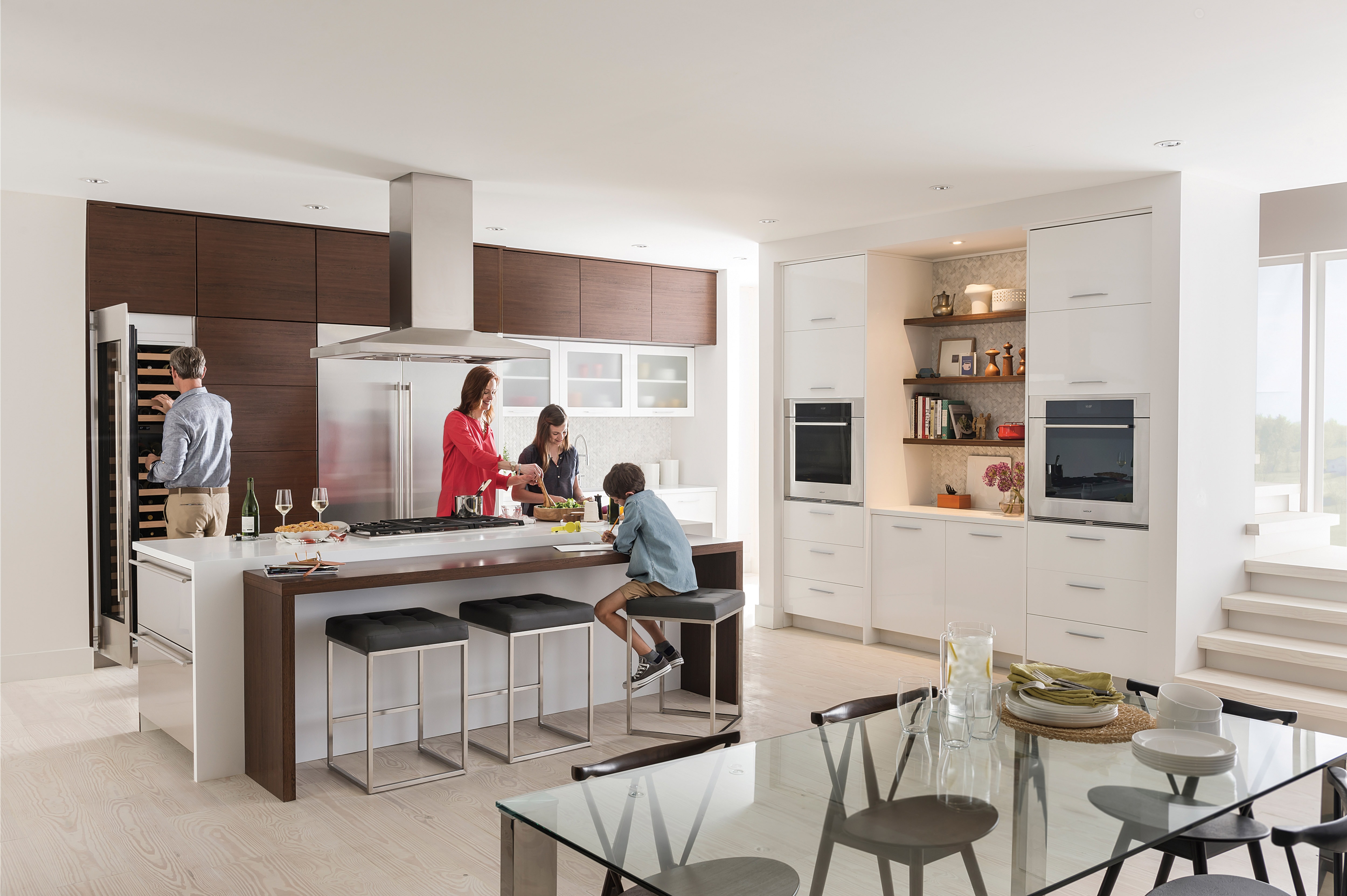 Hotte pour îlot à surface de cuisson Wolf de 42 po en acier inoxydable (VI42S) présentée dans une vaste cuisine ouverte, assurant une ventilation de cuisine magnifique, efficace et sécuritaire.