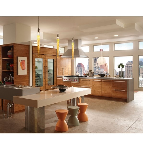 La hotte pour îlot Wolf 36 po Pro (PI363418) est présentée dans une grande cuisine contemporaine en forme de I avec des armoires en bois naturel et de hauts plafonds