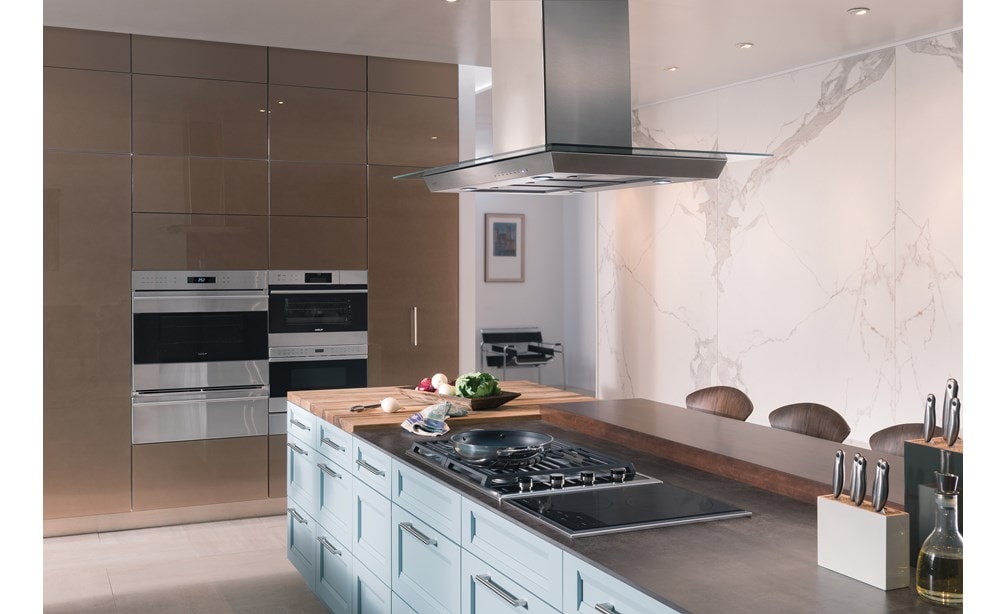 Hotte pour îlot à surface de cuisson Wolf 45 po (VI45G) jumelée à une surface de cuisson au gaz Wolf 30 po de style transitionnel avec 4 brûleurs (CG304T/S) dans une cuisine moderne
