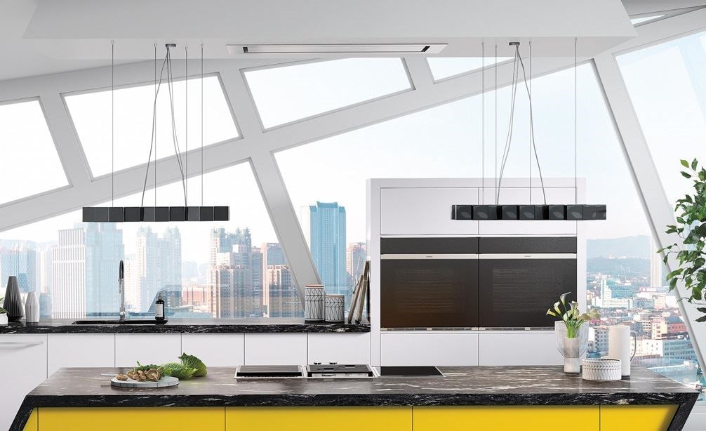 Hotte installée au plafond Wolf de 48 po - acier inoxydable (VC48S) présentée dans un espace de cuisine ouverte art déco offre des possibilités de conception illimitées