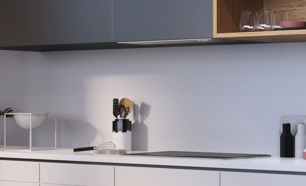 La garniture de hotte sous armoire Wolf 30 po (VU30S) présentée dans un design de cuisine ultra-moderne avec des armoires sans joints