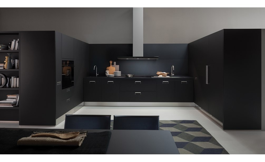 La hotte murale Wolf 45 pour surface de cuisson - noire (VW45B) se fond parfaitement dans un design contemporain élégant aux tons sombres.