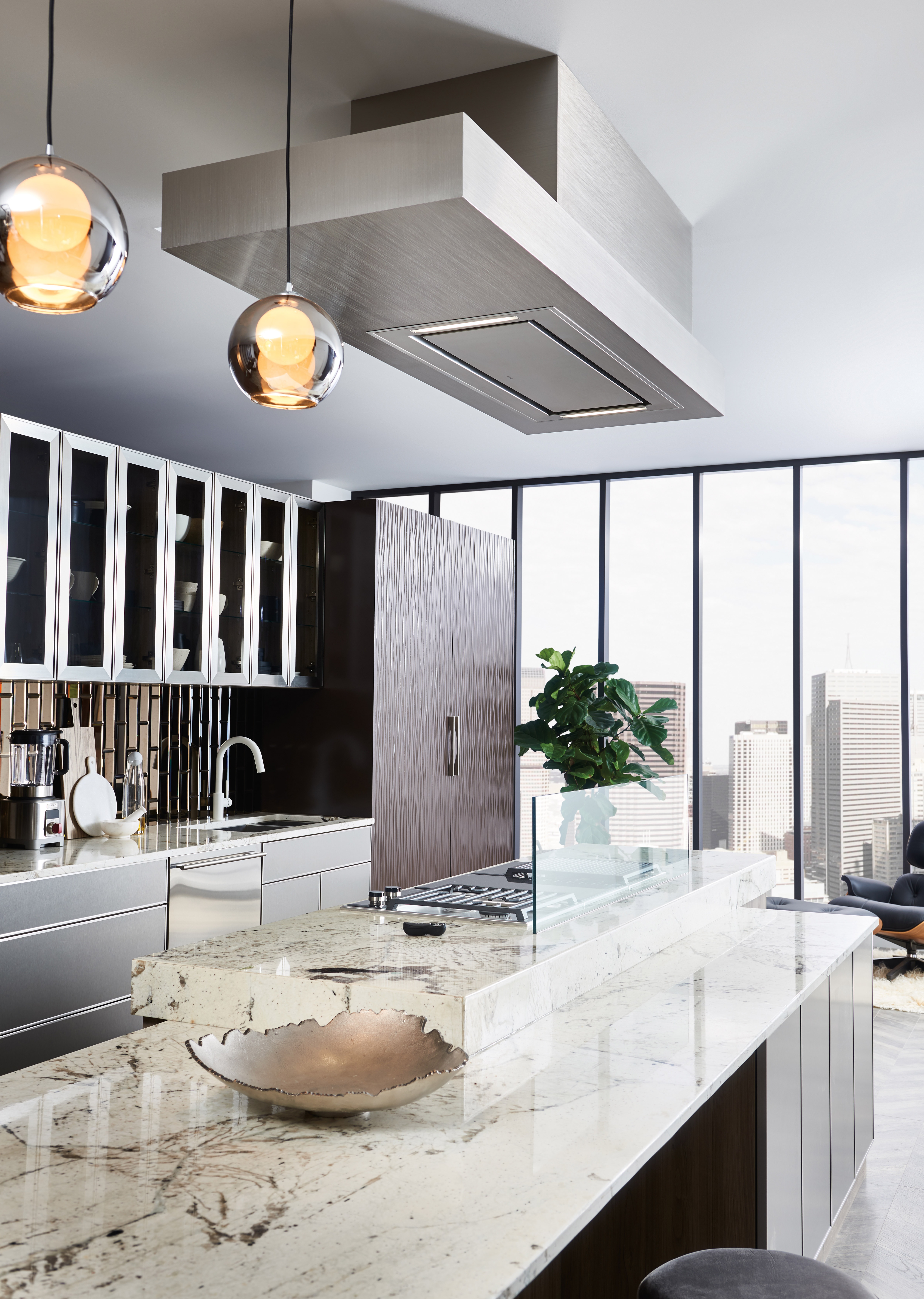 La hotte installée au plafond de 48 po - acier inoxydable (VC48S) a ajouté du poli et du luxe au-dessus du grand comptoir de cuisine en granit spiralé riche