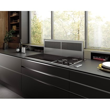 La ventilation à aspiration descendante Wolf 45 po (DD45) constitue le point d’orgue de ce design de cuisine ultra-moderne équipée d’un comptoir et d’armoires au fini lisse.