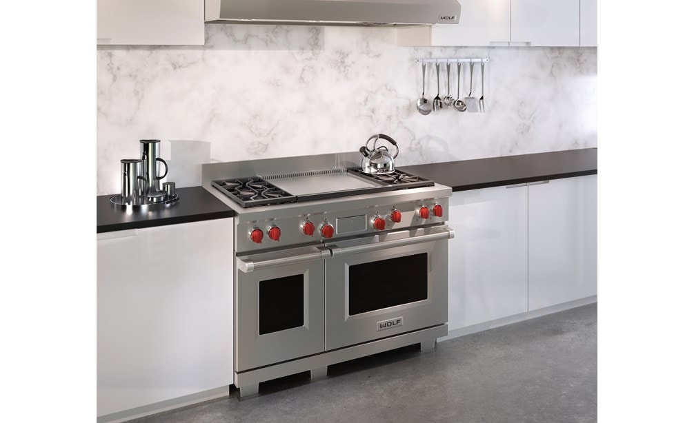 The Wolf 48" Dual Fuel Range 4 Burner Infrared Dual Griddle (DF484DG) delivers top performance and blends expertly into minimalist kitchen design.